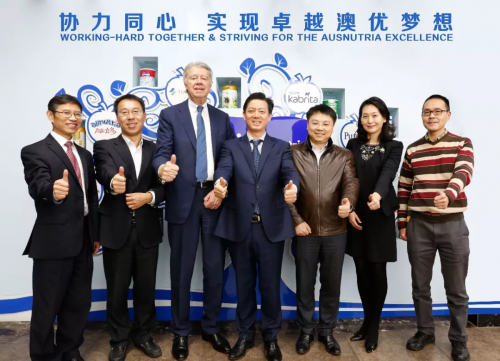 ▲董事會(huì)部分成員合影（從右到左分別為：劉俊輝、吳少虹、施亮、顏衛(wèi)彬、Bartle van der Meer、喬百君、萬(wàn)賢生）