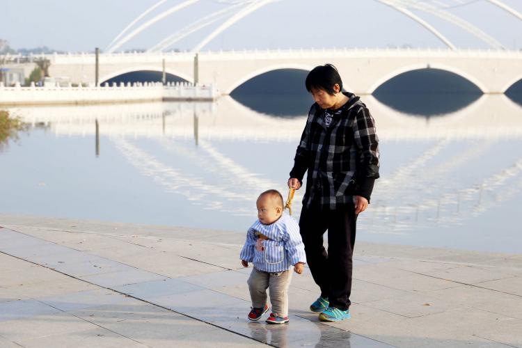 育兒嫂緊俏 家政員陸續(xù)回京公司火車站“搶人”