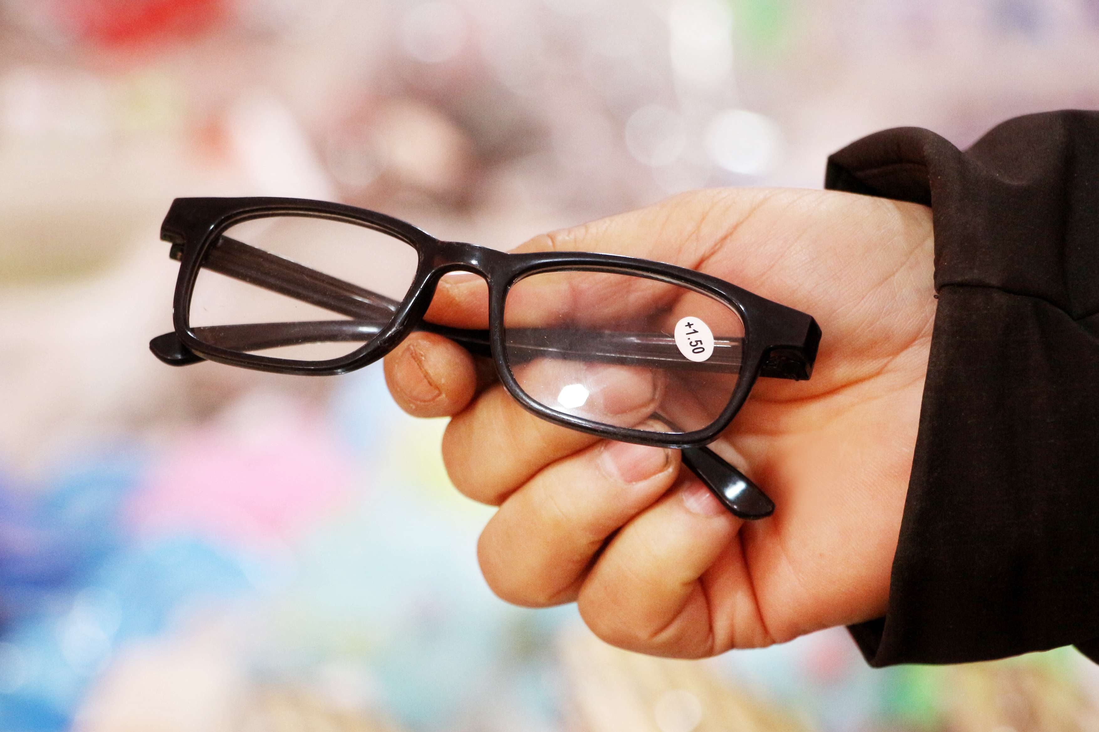 防藍(lán)光眼鏡真能預(yù)防兒童近視？專家：無(wú)科學(xué)依據(jù)