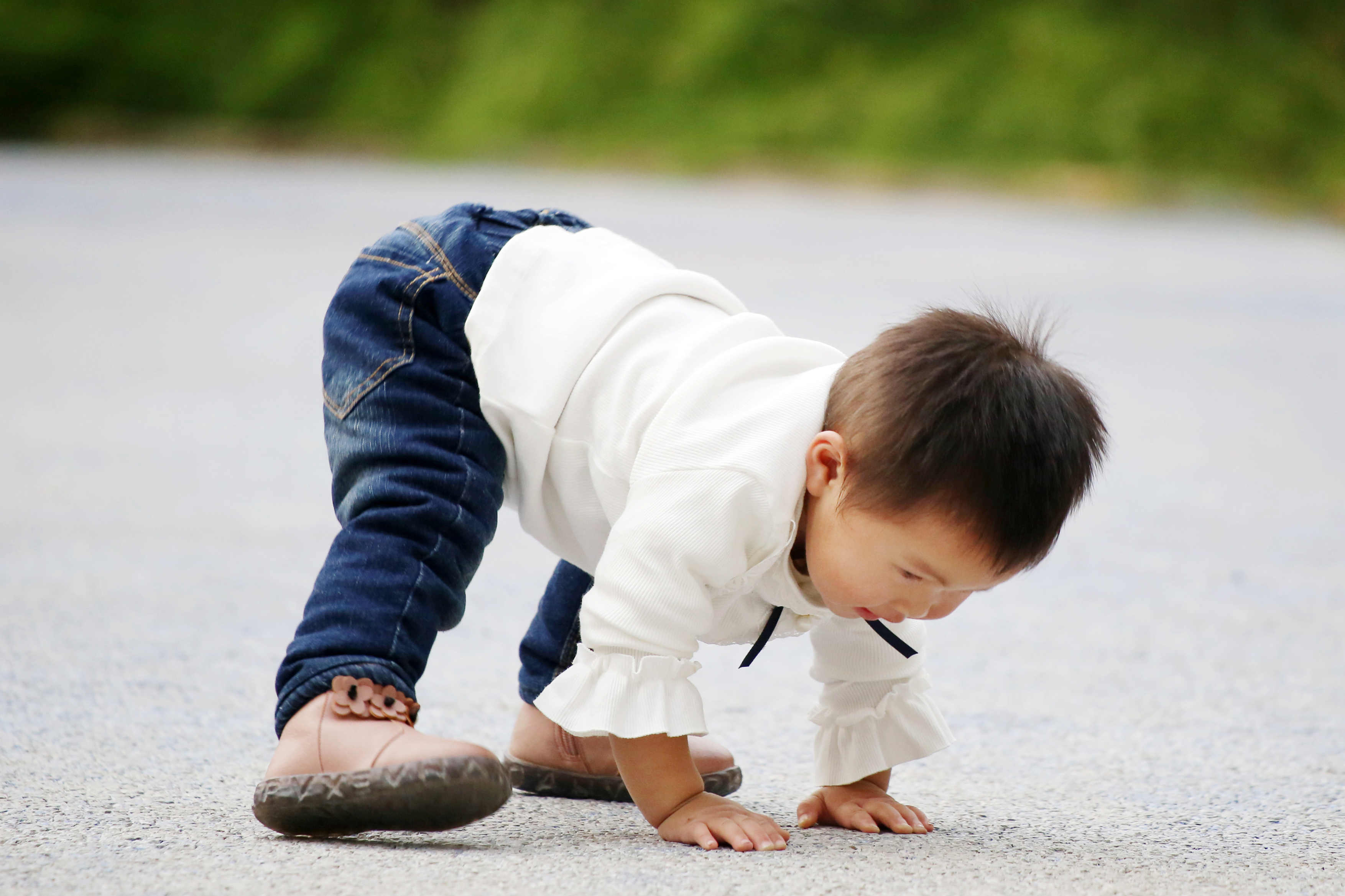 孩子光腳跑會(huì)受寒？沒那么嬌氣