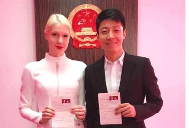 撒貝寧當?shù)?！妻子低調(diào)曬全家福 龍鳳胎好羨慕