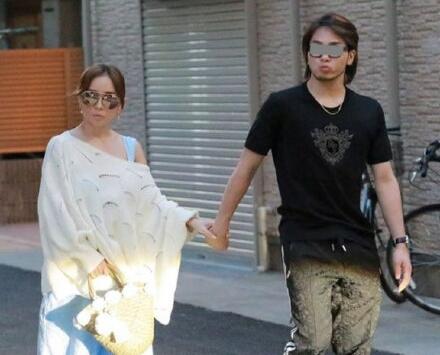 濱崎步孕肚曝光代孕風波不攻自破 明星產(chǎn)子都那么讓人吃驚