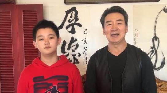 “依萍”爸爸寇振海攜子錄視頻為武漢加油　小21歲嬌妻仍靚麗