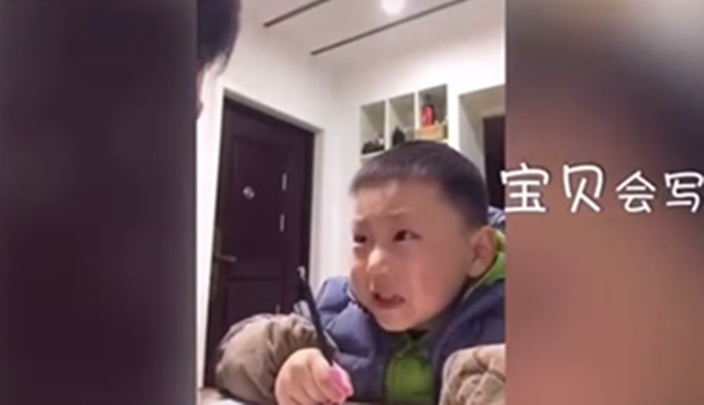 親爸給娃輔導(dǎo)作業(yè)反被“安慰”走紅網(wǎng)絡(luò)