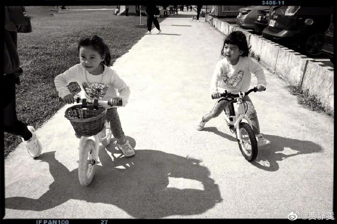 賈靜雯陪伴有方 帶咘咘和Bo妞在戶外學騎單車提高免疫力