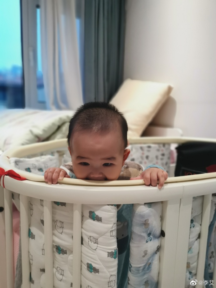 李艾又被兒子咬了！小家伙咬完還一臉壞笑