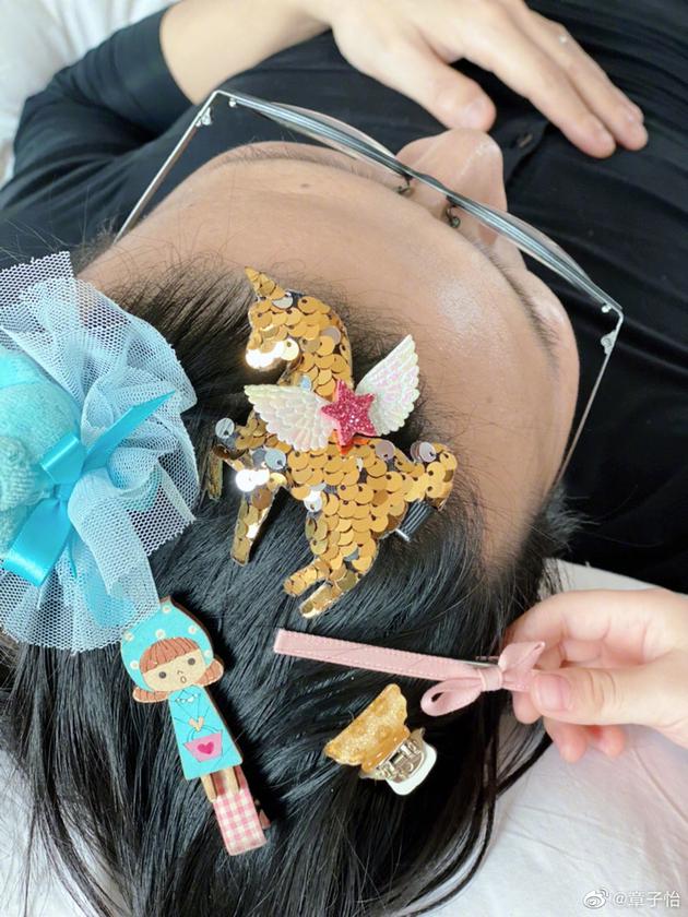 章子怡陪醒醒過(guò)家家 汪峰頭發(fā)被夾滿(mǎn)發(fā)卡畫(huà)面溫馨