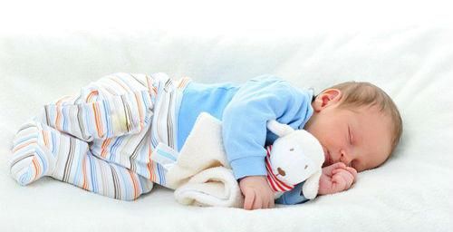 寶寶睡覺蹬被子，可不止是嫌熱
