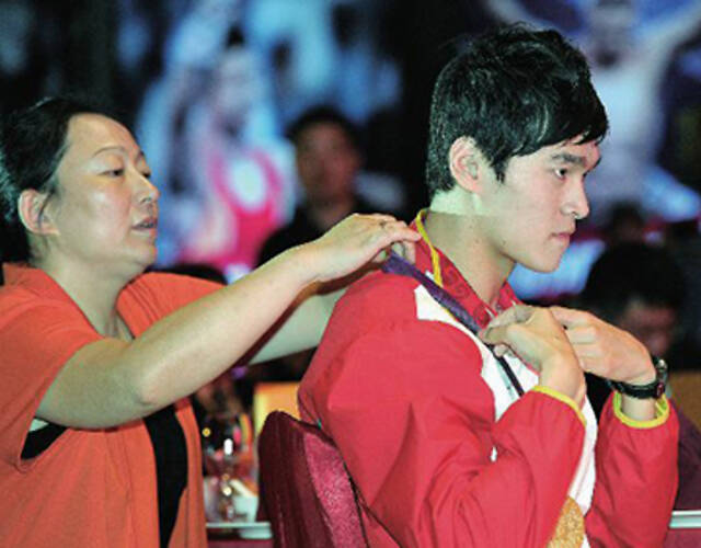 孫楊媽媽：比“寵溺”更大的問題在“占有型母親”