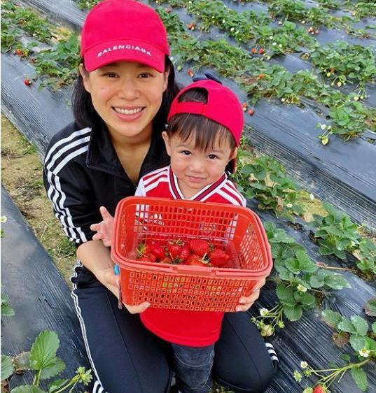 胡杏兒夫婦帶大兒子體驗農(nóng)家生活，春季開始踏青