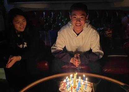 張藝謀妻子曬照為兒子慶生 壹丁燦笑眉眼神似爸爸