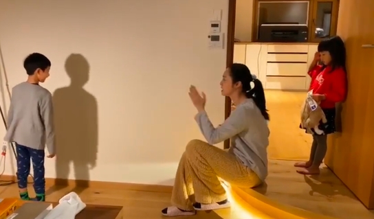 姚晨輔導(dǎo)兒子土豆讀寫作業(yè) 自侃拿出九成臺詞功力