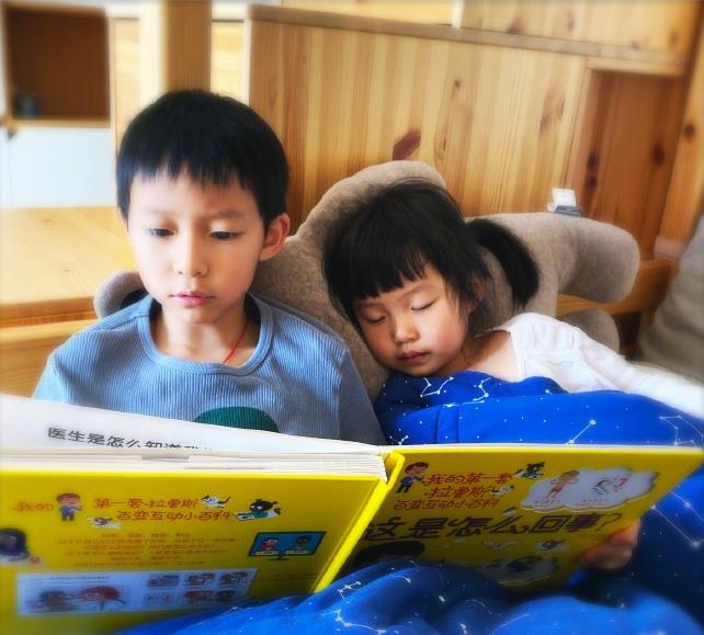 姚晨兒子給妹妹講故事，小茉莉聽著一會就睡著了