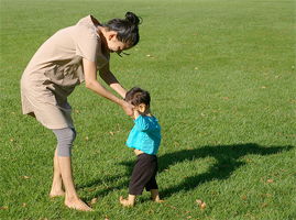 家有“懶寶寶”不愿走路，父母該怎么辦