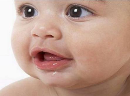 寶寶被捏臉蛋會口水多嗎 經(jīng)常捏寶寶臉會怎么樣？