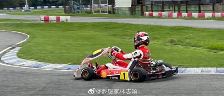 林志穎帶kimi開卡丁車過干癮 父子倆紅藍(lán)搭配帥氣十足