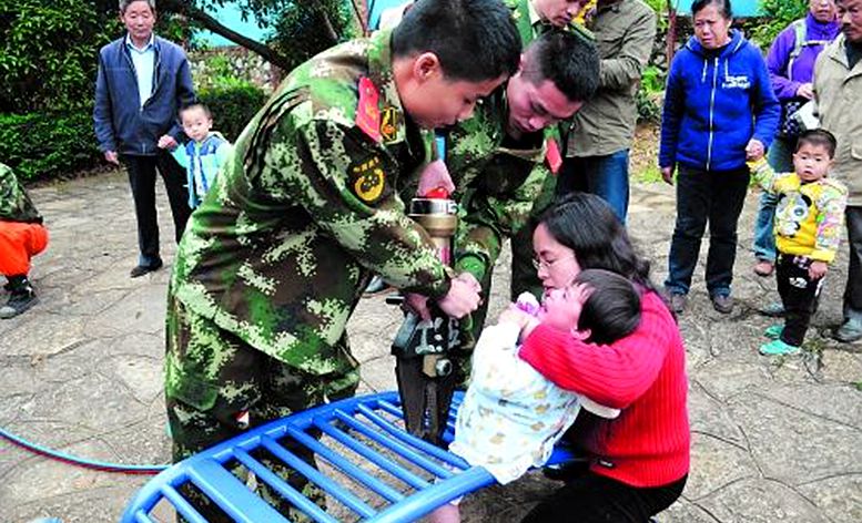 親貝網(wǎng)提醒：小區(qū)健身器材，不是孩子的玩具！