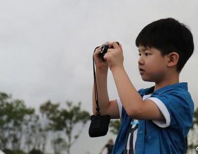 安吉舉相機認(rèn)真觀察世界 胡可：懷念沒有長胖的你