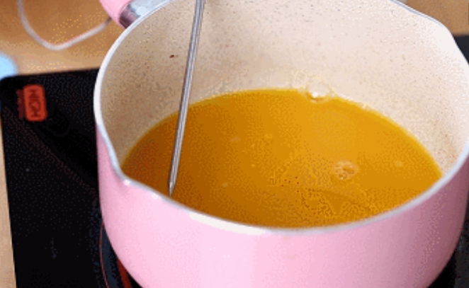 親貝網(wǎng)小編提醒：加熱的水果泥不要超過40度