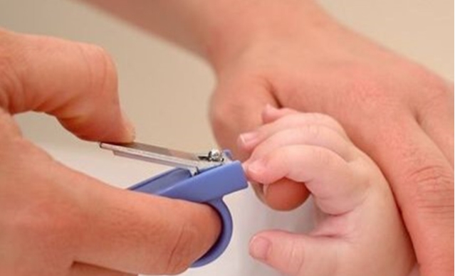 新生兒手那么小，指甲應該怎樣剪才對？