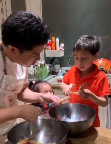 霍啟剛與兒子共同下廚，疫情期間的又一項親子活動