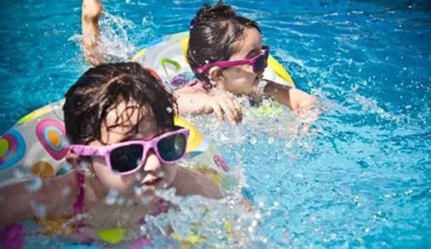 兒童游泳最佳年齡，過早害處多
