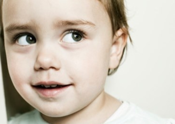 孩子患了斜視怎么辦？日常護理要做到4點