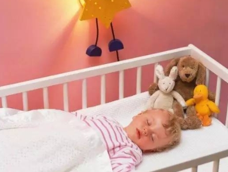 晚上開燈睡覺寶寶不僅影響發(fā)育而且還易患近視