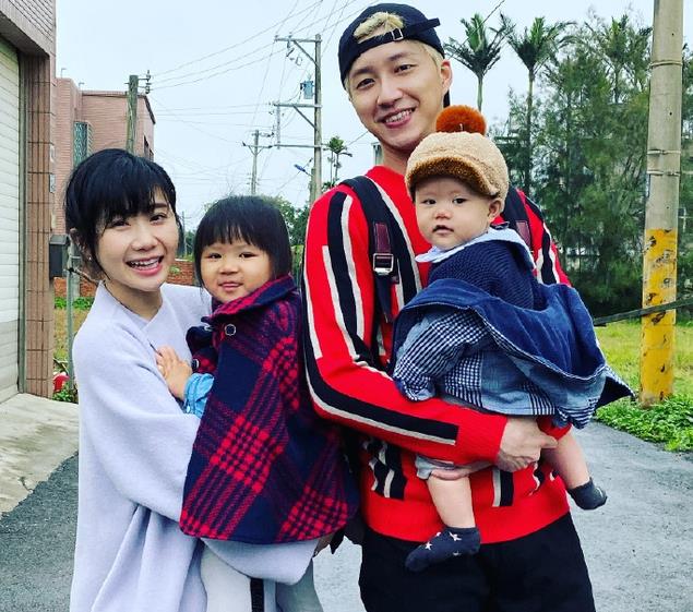 福原愛陪女兒專心玩手工 手機殼貼滿貼紙童趣滿滿