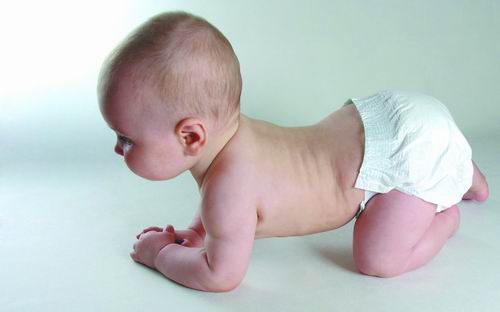 爬行對寶寶來說至關(guān)重要 家長要注意哪些事項呢