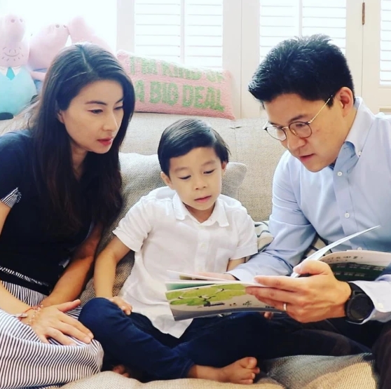 霍啟剛郭晶晶宅家享親子時光 陪大兒子窩沙發(fā)閱讀溫馨有愛