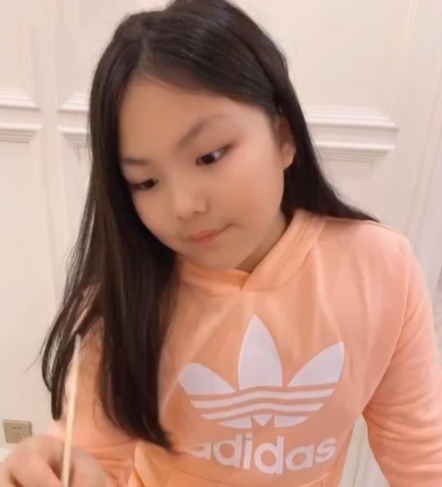 王詩齡瘦了！長發(fā)披肩十分清秀可愛