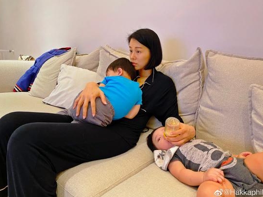 胡杏兒一手抱大寶，一手給二寶喂奶，二胎家庭的歡樂日常