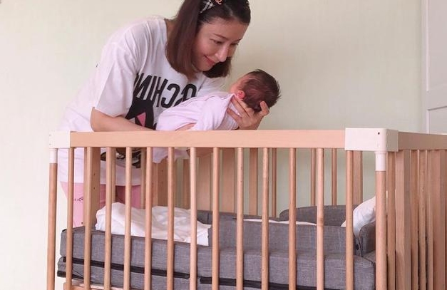 楊怡曬女兒近照 自曝當(dāng)"新手媽媽"的最大挑戰(zhàn)