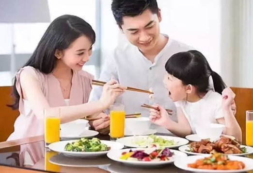 聰明的媽媽不會(huì)讓愉快的親子就餐時(shí)光變成訓(xùn)導(dǎo)處