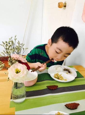 用餐禮儀是孩子內(nèi)在修養(yǎng)的試金石