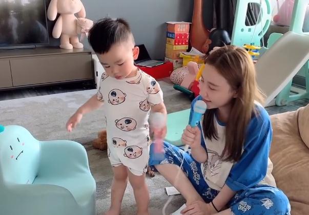 ＂網(wǎng)紅＂雪梨和兒子一起唱歌 辣媽萌娃好養(yǎng)眼