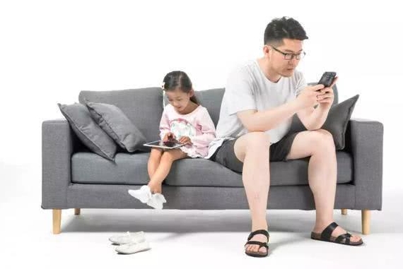 寶寶愛搶手機，不是他想要玩，其實只是一種本能！