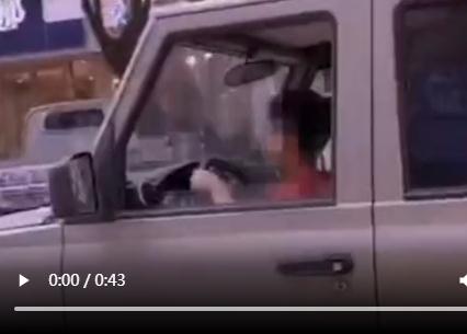 9歲男孩開車上路 媽媽當(dāng)副駕：他有過開玩具車的經(jīng)驗(yàn)