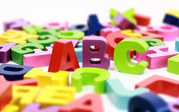 先學(xué)拼音還是先學(xué)英語(yǔ)？媽媽們應(yīng)該先搞明白這一件事