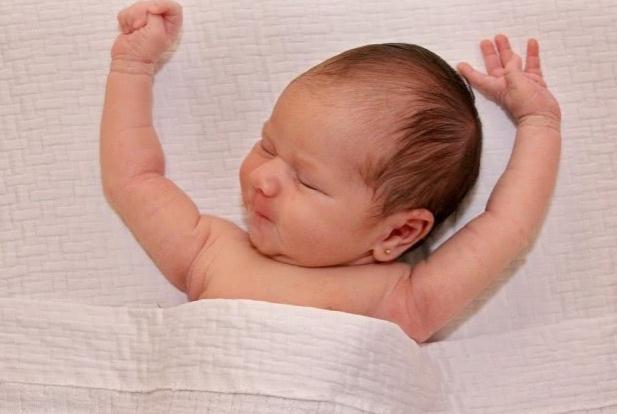 新生兒“舉手”睡姿要糾正嗎？投降式睡姿學(xué)問(wèn)大