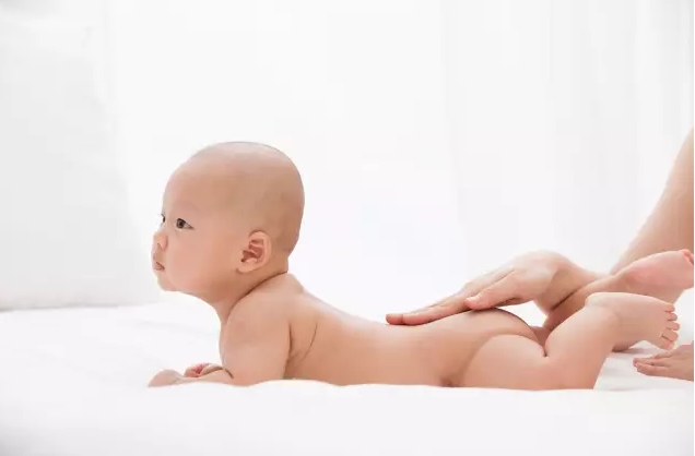 寶寶撫觸的好處竟然這么多！親貝網(wǎng)小編提醒你早點行動！