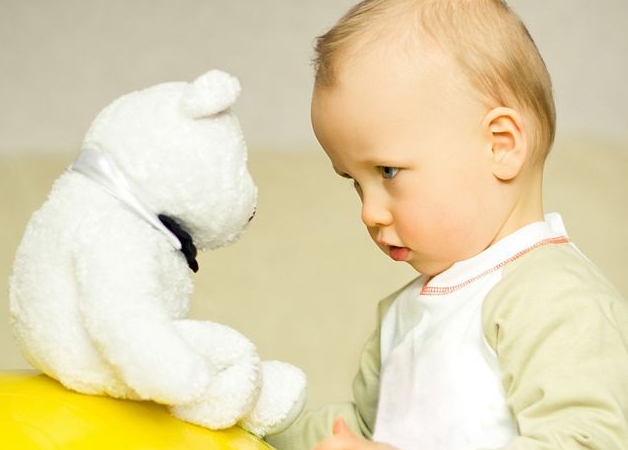 兒童自閉癥是因?yàn)榧议L的陪伴太少嗎？