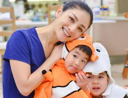 如何安撫接納孩子的壞情緒？看辣媽胡可是這樣做的