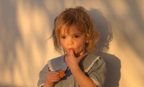 孩子咬手指是缺乏安全感？親貝網(wǎng)小編為你解惑