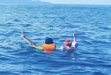 周杰倫帶女兒游泳舉手比耶萌翻網(wǎng)友 安全措施到位勇氣倍增