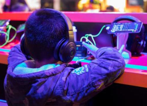 未成年網(wǎng)民數(shù)量堪憂 家庭應(yīng)該給與孩子精神充實(shí)