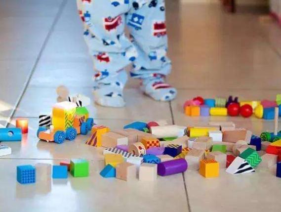 寶寶亂丟東西，竟然是好事