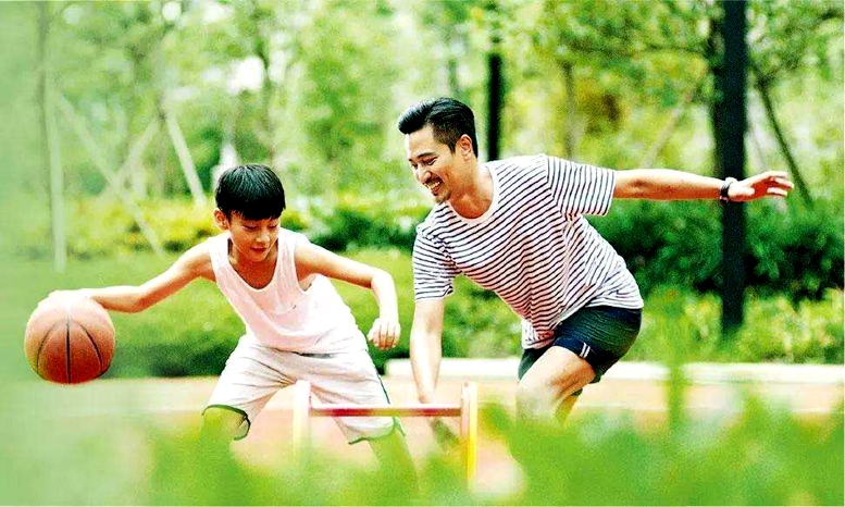 父母要懂得寶寶運(yùn)動的發(fā)展規(guī)律 做好0~12月的協(xié)助訓(xùn)練