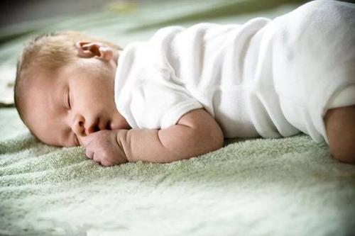 晚上給寶寶換幾次紙尿褲合適？親貝網(wǎng)小編從這兩個方面建議